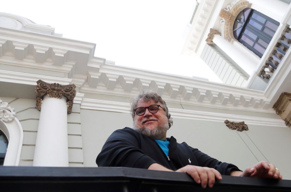 El Director de Cine, Guillermo del Toro, en la serie Oktubre