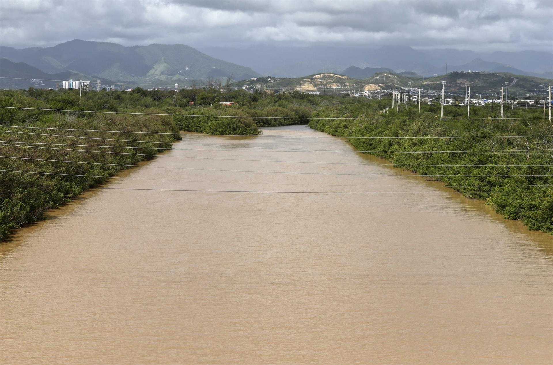 Een foto die woensdag is gemaakt, toont een rivier die is opgezwollen door de passage van orkaan Fiona in Ponce, Puerto Rico.  EFE/Tais Lorca