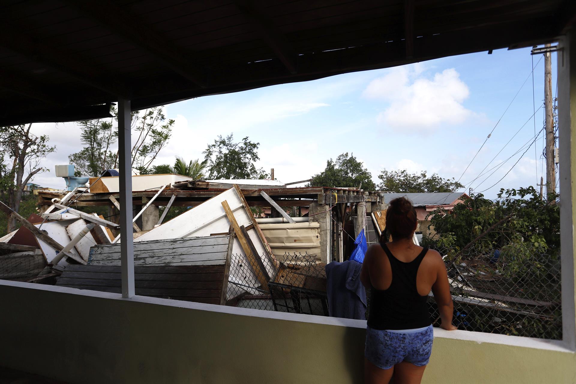 Deze woensdag kijkt een vrouw naar een huis verwoest door de orkaan Fiona in het Punta Diamante-gebied van Ponce, EFE/Tais Llorca.