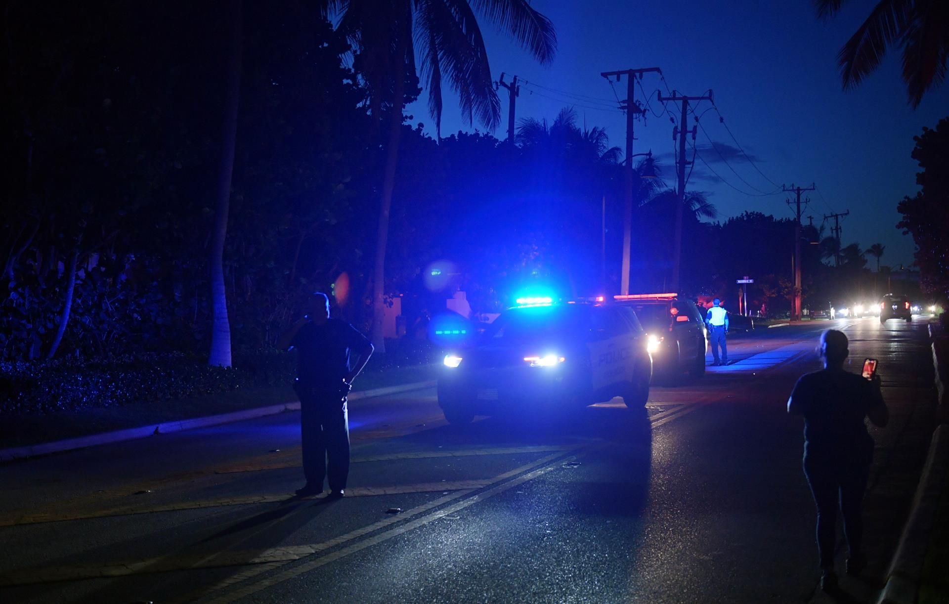 Authorities in front of former President Donald Trump's Mar-a-Lago residence in a file photograph.  EFE/EPA/Jim Russell
