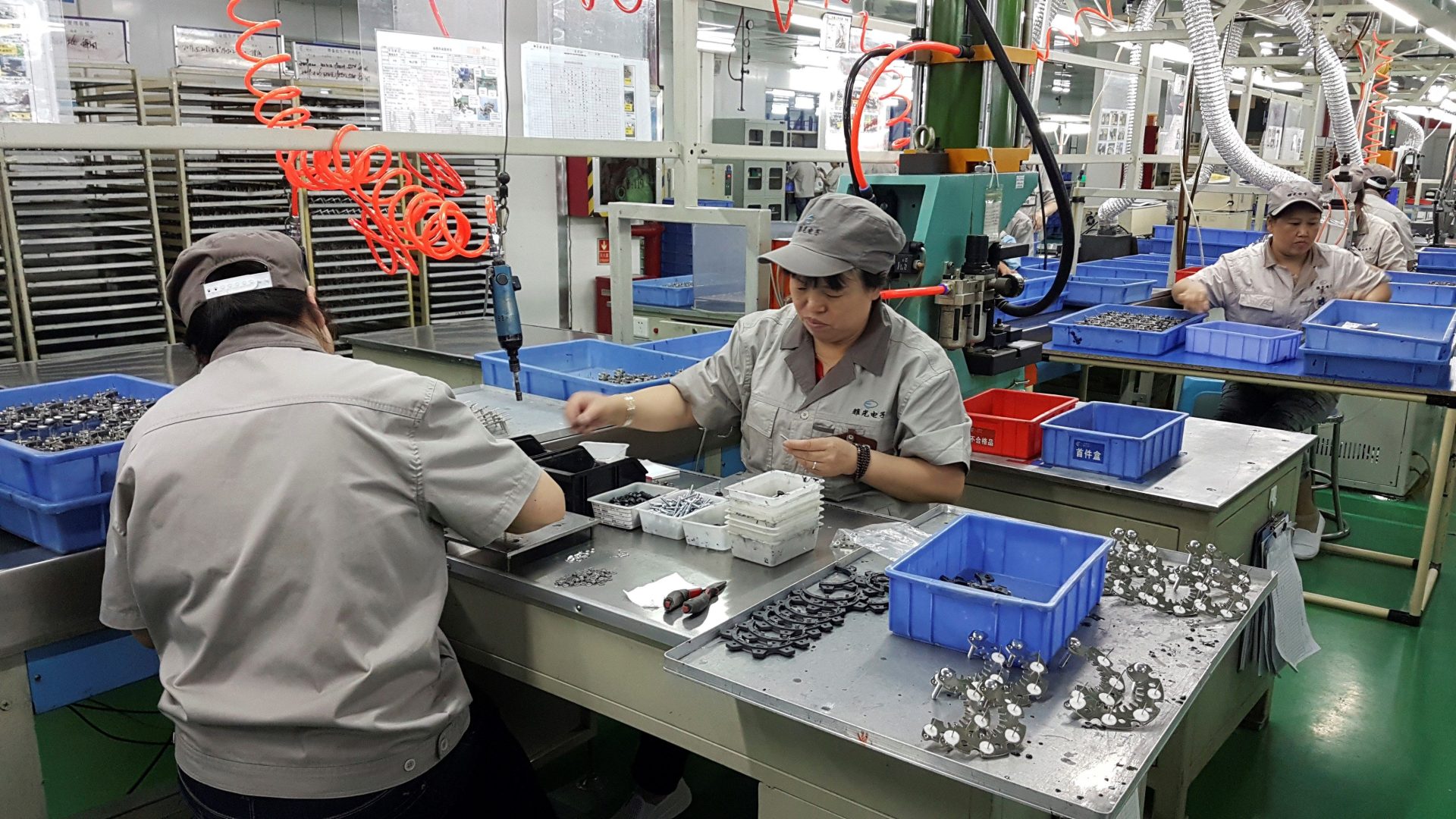 Trabajadores ensamblando chips en la Empresa Tecnológica Yaguang, en China