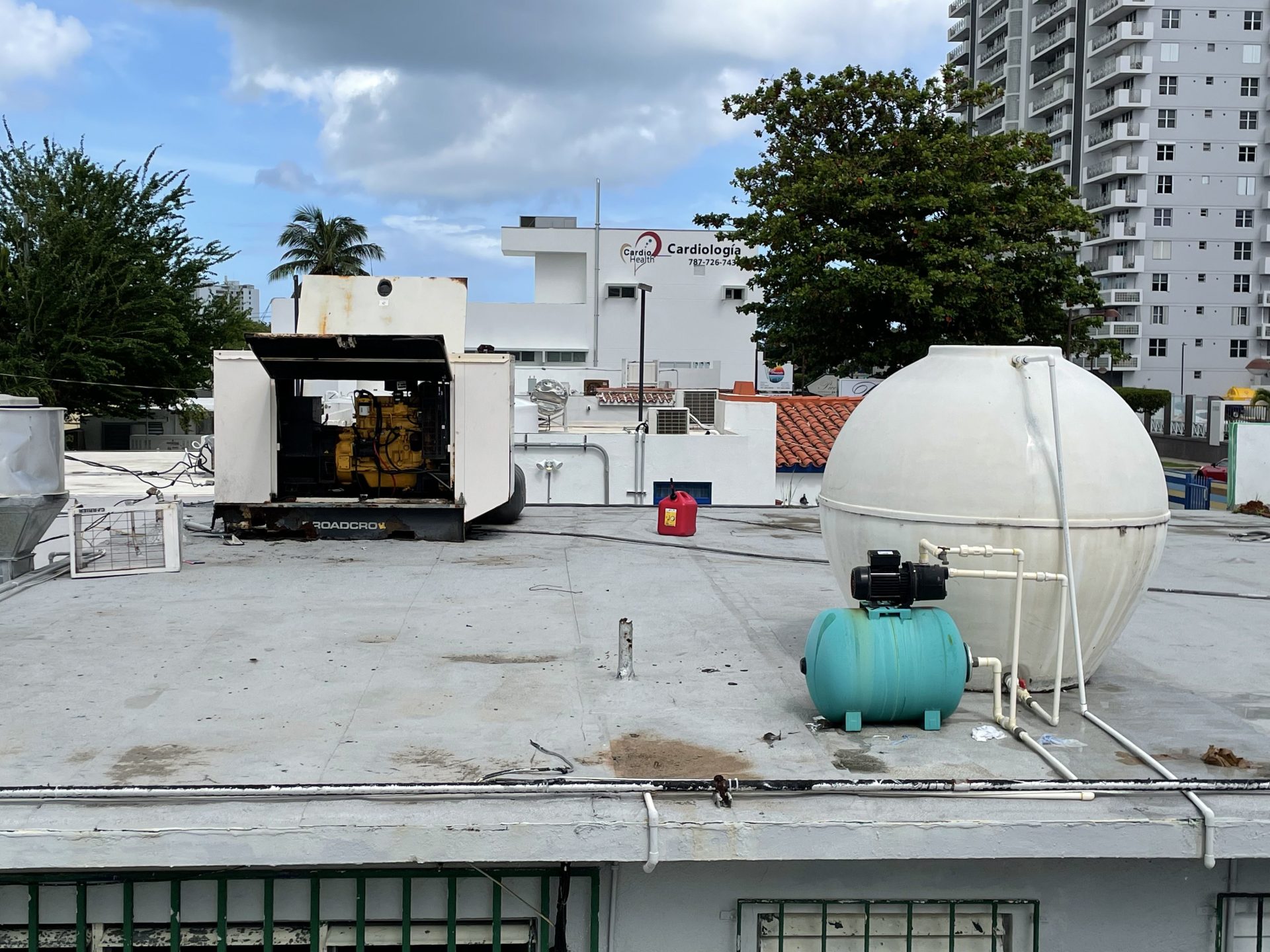 Placas solares y generadores, indispensables en un Puerto Rico