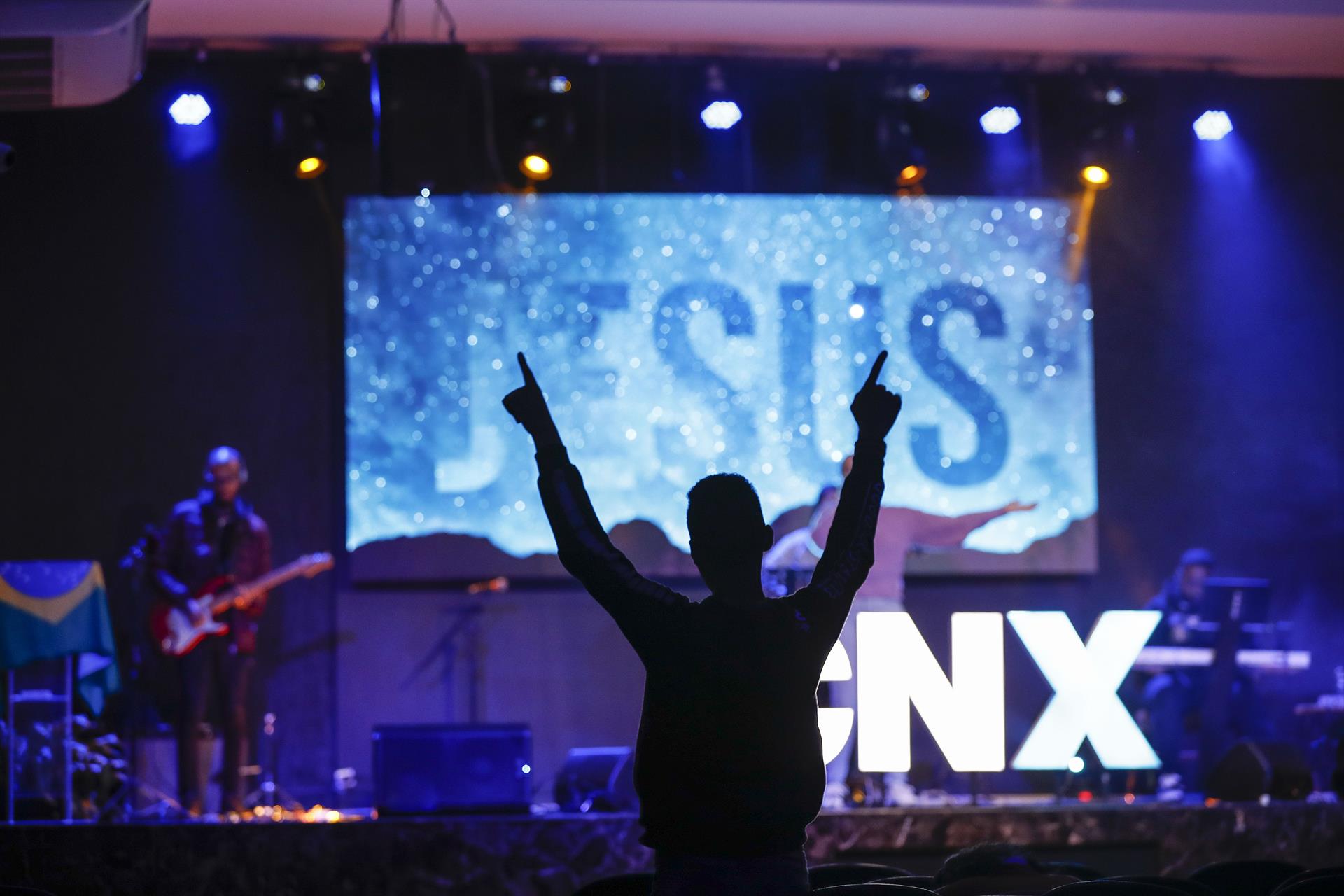 Varias personas asisten al culto evangélico dirigido a "jovenes maduros" entre 20 y 25 años, el 29 de septiembre de 2022, en la Congregación Sara Nossa Terra, en Sao Paulo (Brasil).  EFE/Sebastião Moreira