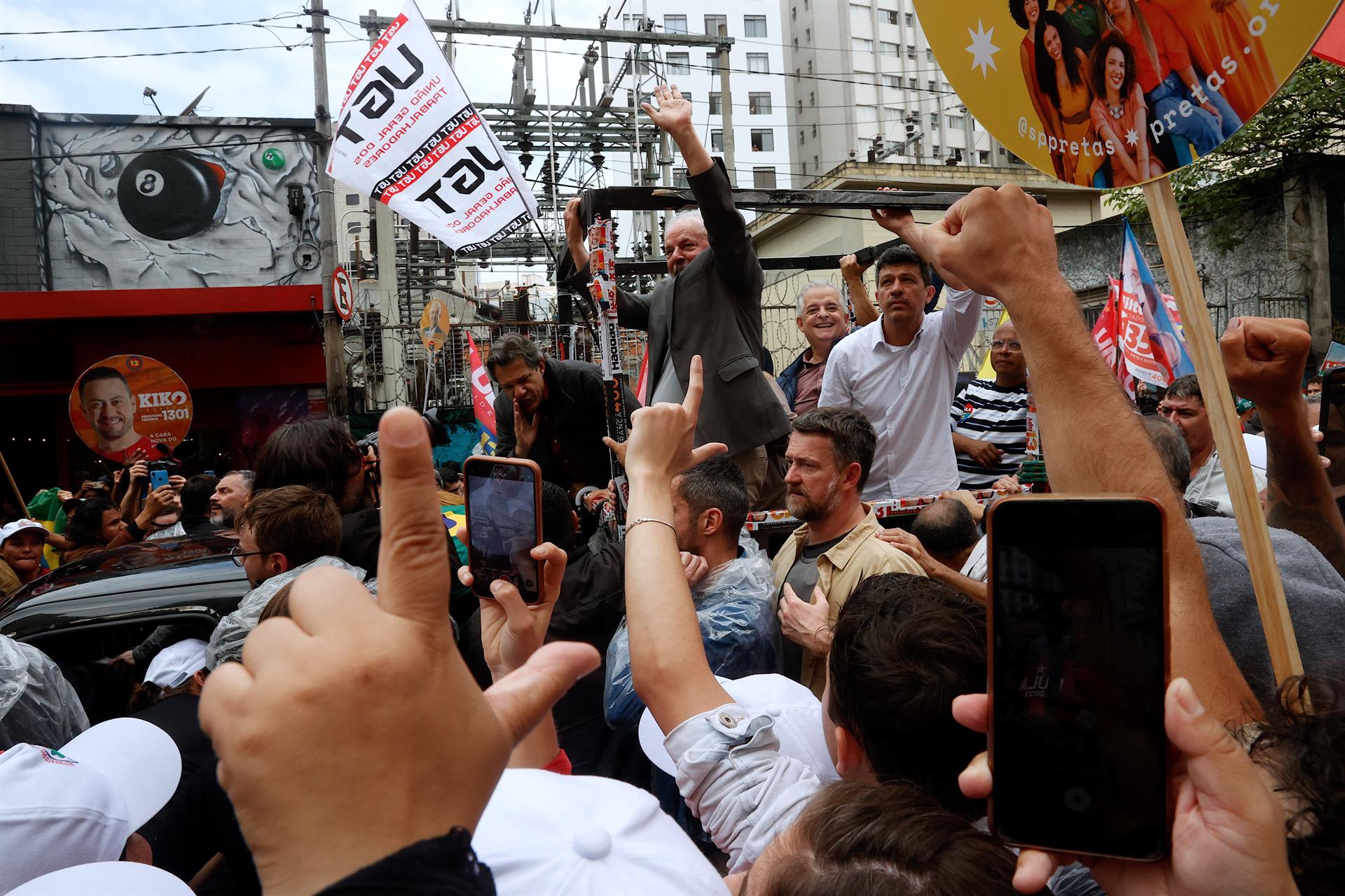 El expresidente de Brasil y Actual Candidato a la Presidencia, Luiz Inácio Lula da Silva, saluda a sus simpatizantes durante un recorrido por las calles previo a las elecciones de este domingo, hoy, en Sao Paulo (Brasil).  EFE/Fernando Bizerra