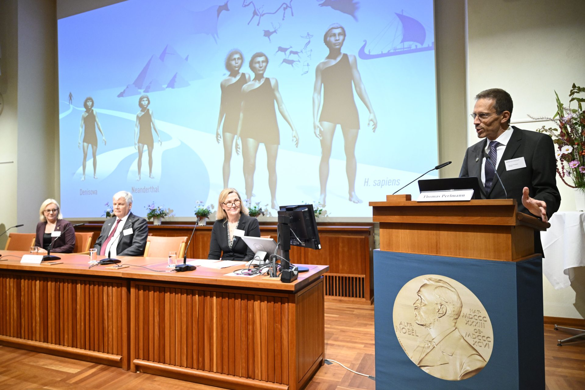 The secretary of the Nobel Committee for Physiology or Medicine, Thomas Perlmann (d), announces the winner of the 2022 Nobel Prize in Medicine to Svante Paabo. 