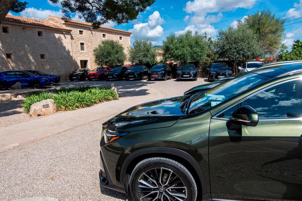 GRAF698. PALMA DE MALLORCA, 28/09/2021.- Presentación dinámica de la segunda generación del Lexus NX .En la presentación de la segunda generación de este SUV de 4,66 metros de largo que ha recorrido municipios de Mallorca como los de Pollença, Soller, Manacor y Binissalem, la directora de Lexus España, Mar Pieltain, ha asegurado que ya han vendido el 10 % de las unidades que tienen previsto comercializar el año que viene.-EFE/CATI CLADERA

