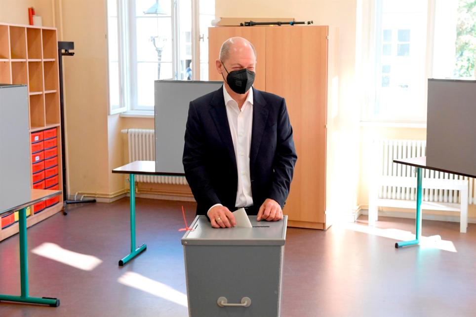 El candidato del Partido Socialdemócrata (SPD) a la Cancillería alemana, el vicecanciller y ministro de Finanzas, Olaf Scholz, ha votado en su colegio electoral en la ciudad de Potsdam, en el estado federado de Brandeburgo. EFE/EPA/JENS SCHLUETER / POOL
