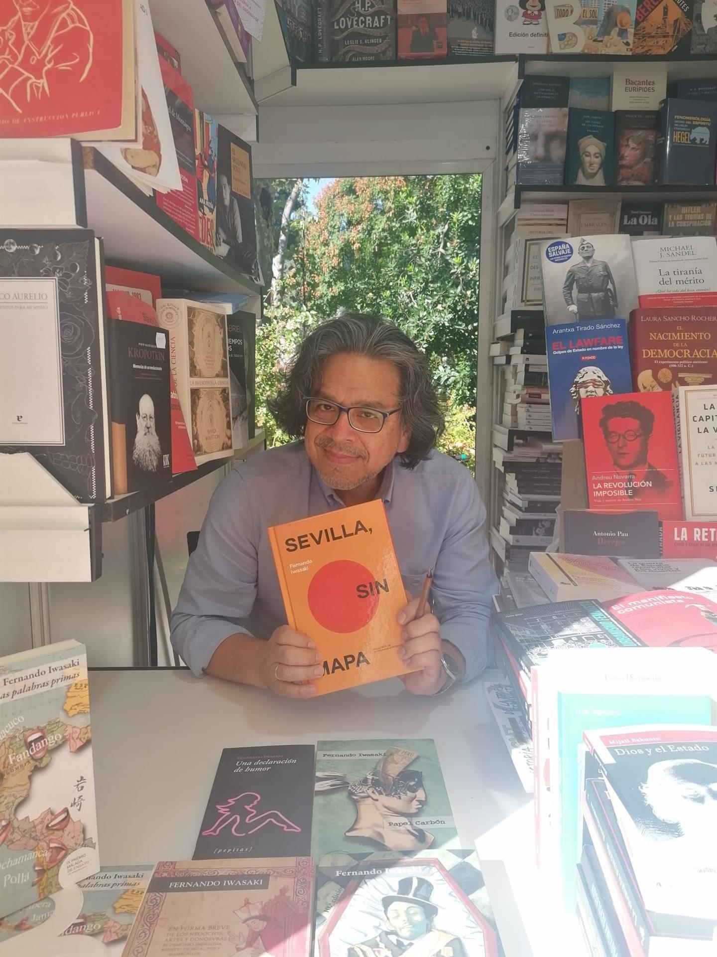Fernando Iwasaki firma ejemplares de "Sevilla, sin mapa" / Autor: Editorial Serie Gong
