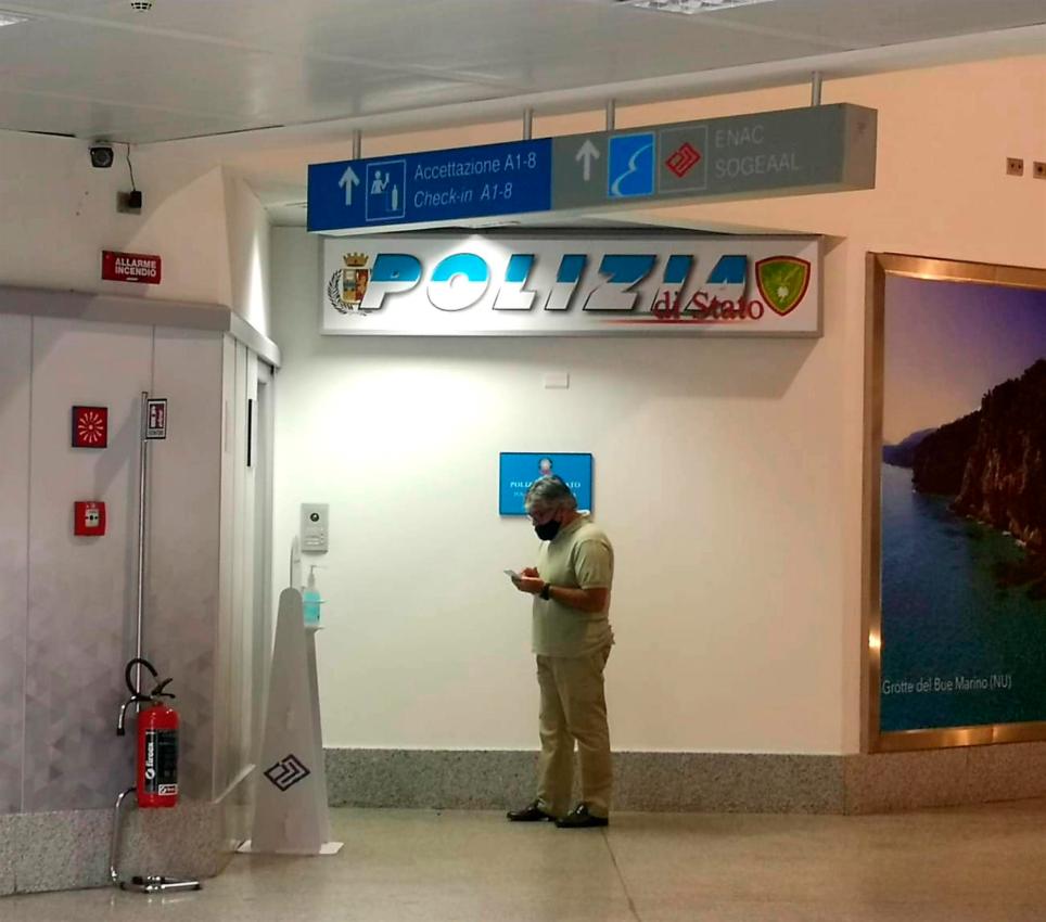 Oficina de policia del aeropuerto italiano de Alghero, en Cerdeña, a la que fue trasladado el expresidente de la Generalitat, Carles Puigdemont, tras su detención anoche. EFE/EPA/GIAN MARIO SIAS
