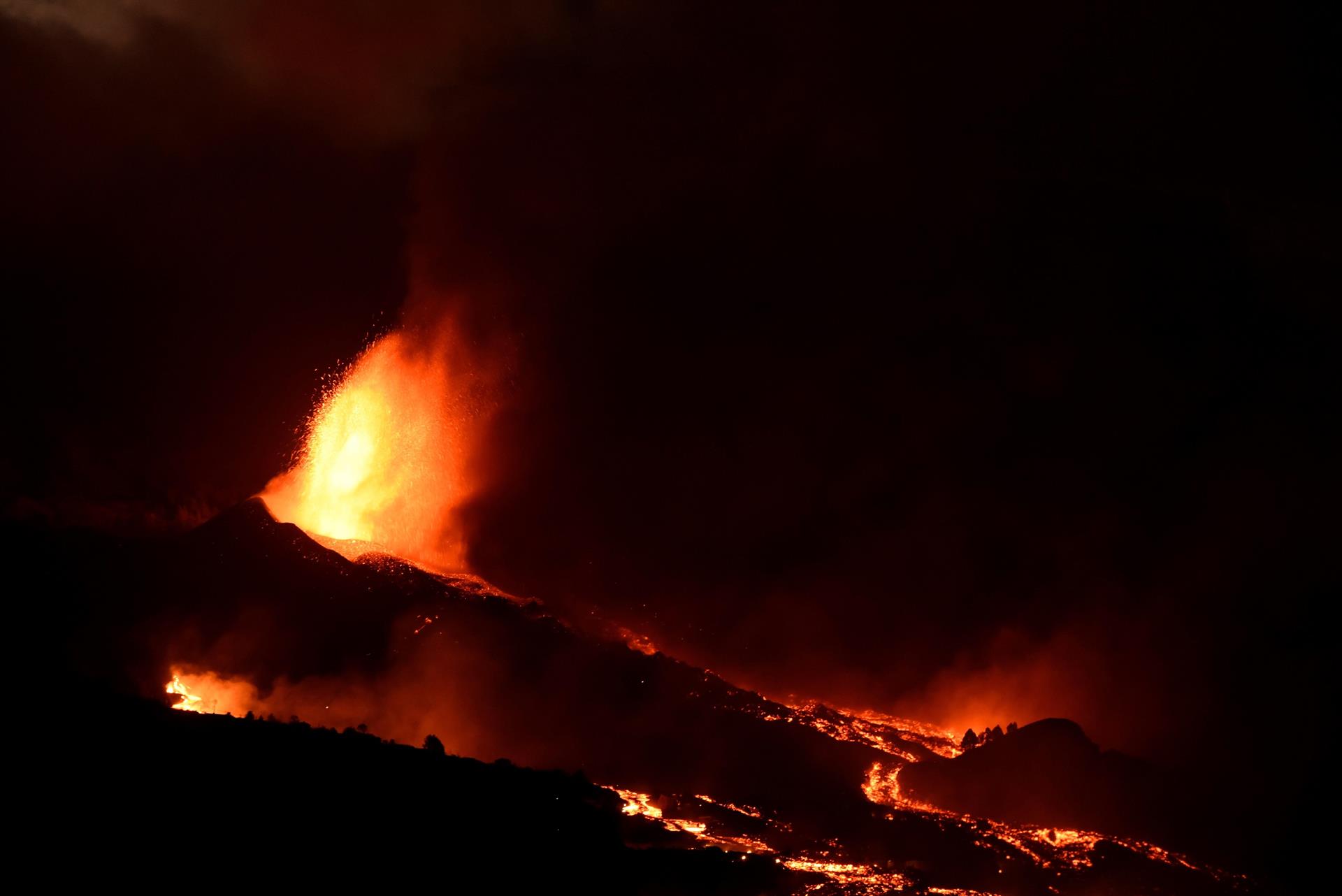 El volcán que surgió el domingo en La Palma cuenta desde esta noche con una nueva boca eruptiva en las cercanías del pueblo de Tacande, en El Paso, lo que ha obligado a ampliar las evacuaciones. EFE/MIGUEL CALERO