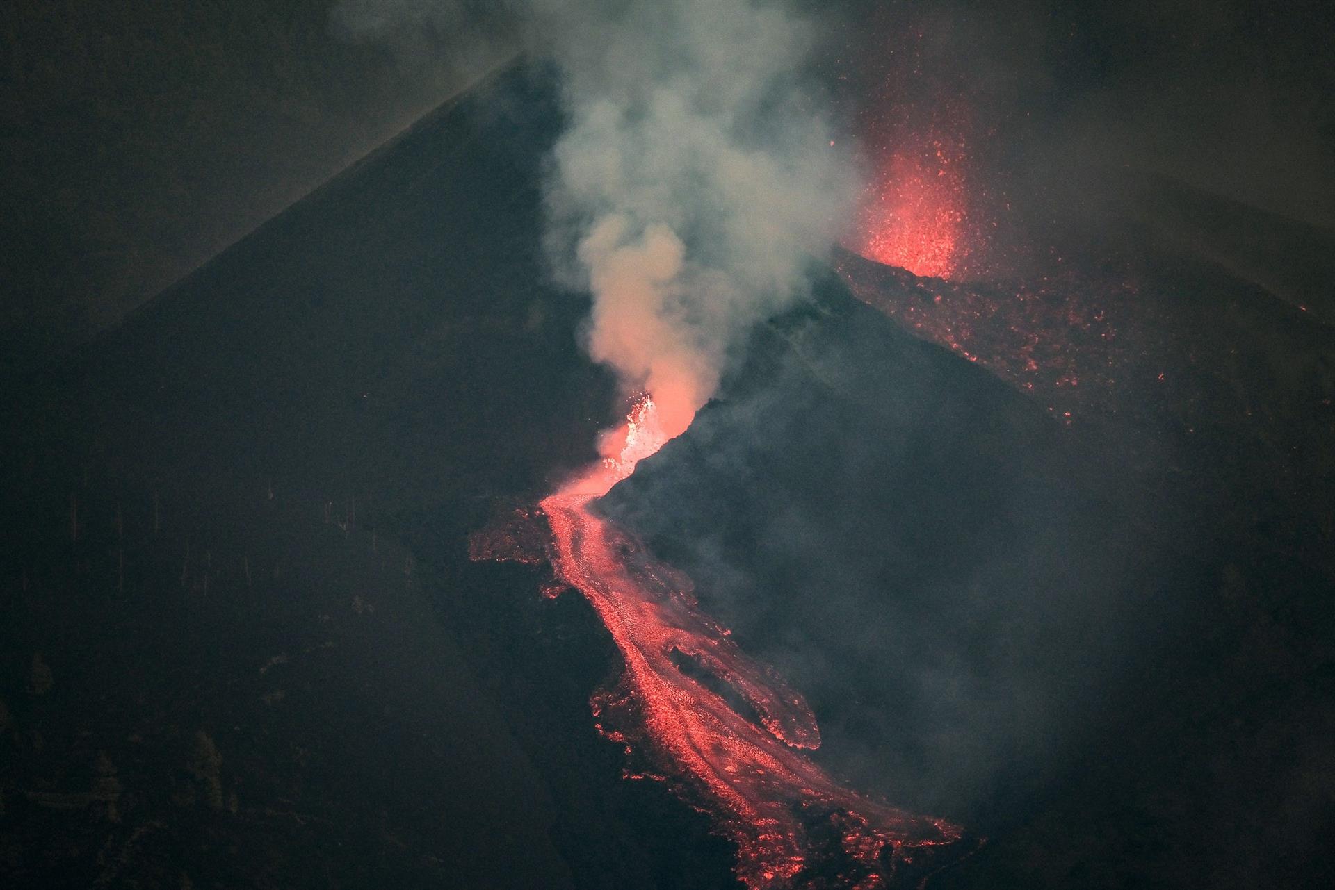 Tras pasar prácticamente medio día sin apenas actividad, hoy lunes a las 18:45 la erupción del volcán Cumbre Vieja ha comenzado nuevamente a expulsar lava entre explosiones intermitentes. EFE/Ángel Medina G.