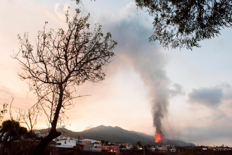 La erupción que comenzó el domingo en La Palma comienza este jueves su quinto día de actividad. EFE/ Carlos De Saá
