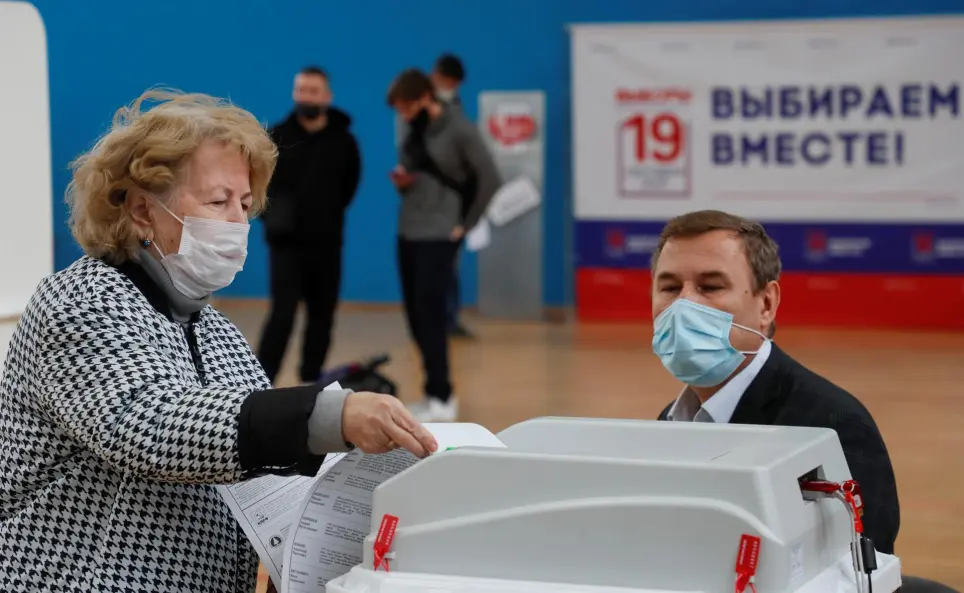 Moscow (Russian Federation), 19/09/2021.- A woman wearing a face mask to be protected against coronavirus infection votes in a polling station during the Parliamentary elections in Moscow, Russia, 19 September 2021. Elections of deputies of the State Duma, governors, deputies of the EFE/EPA/YURI KOCHETKOV
