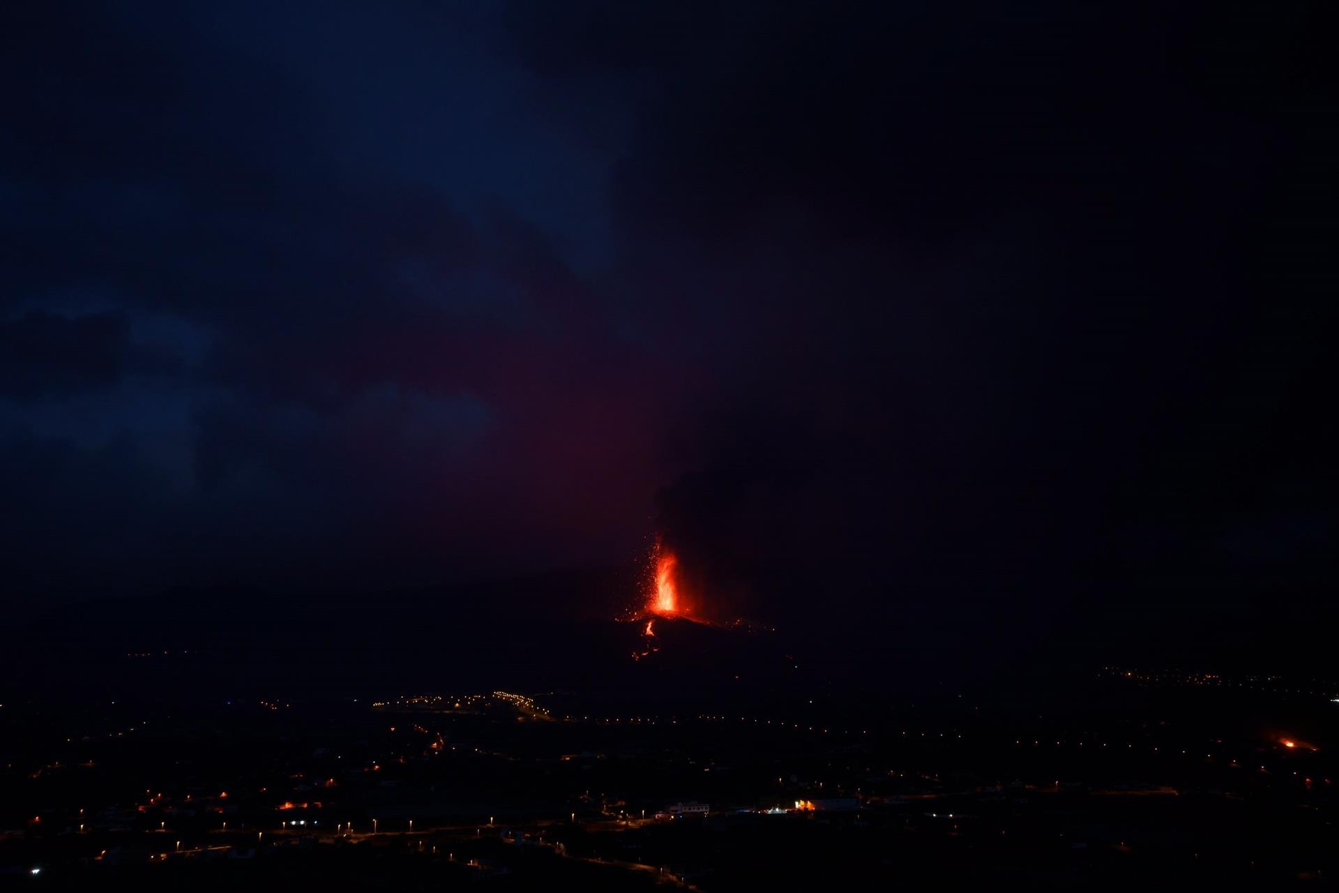 Los colapsos del frente de lava que avanzan dan lugar a pequeños flujos piroplásticos, según indica en una nota el Plan de Emergencias Volcánicas de Canarias (Pevolca). EFE/Ramón de la Rocha