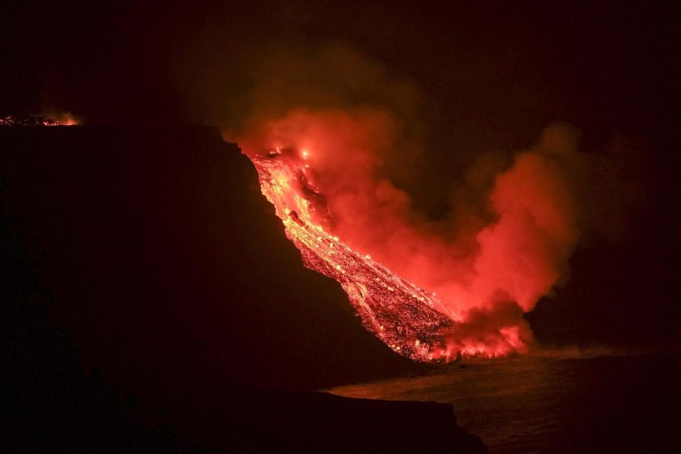 La colada del volcán de La Palma llegó finalmente esta noche de martes al mar por unos acantilados en la costa de Tazacorte. EFE/Ángel Medina G.
