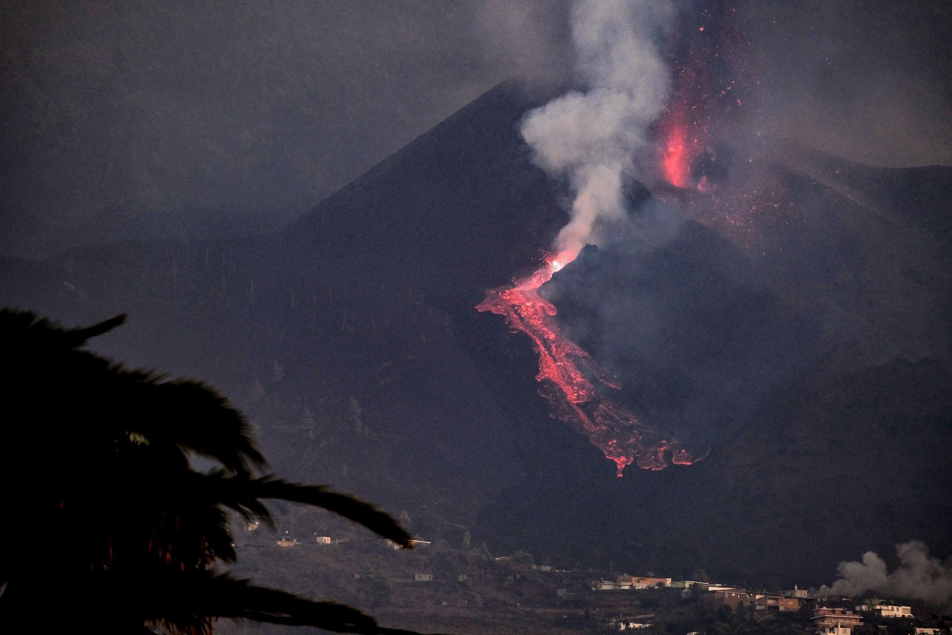 Tras pasar prácticamente medio día sin apenas actividad, el lunes a las 18:45 la erupción del volcán Cumbre Vieja ha comenzado nuevamente a expulsar lava entre explosiones intermitentes. EFE/Ángel Medina G.