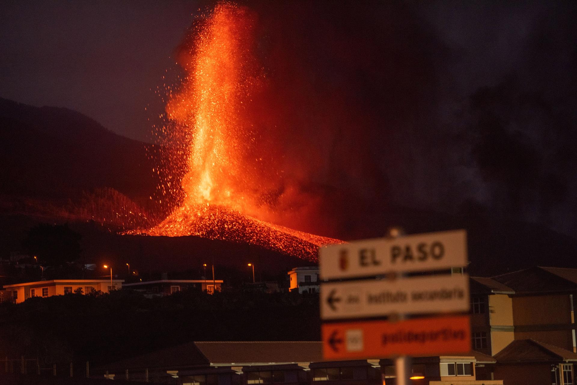 La erupción que comenzó el domingo en La Palma comienza este jueves su quinto día de actividad. EFE/ Carlos De Saá