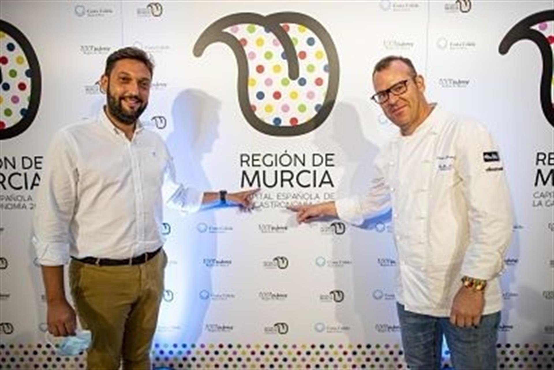 Juan Francisco Martínez Carrasco, Director del Instituto de Turismo de la Región de Murcia y el chef Pablo González-Conejero.