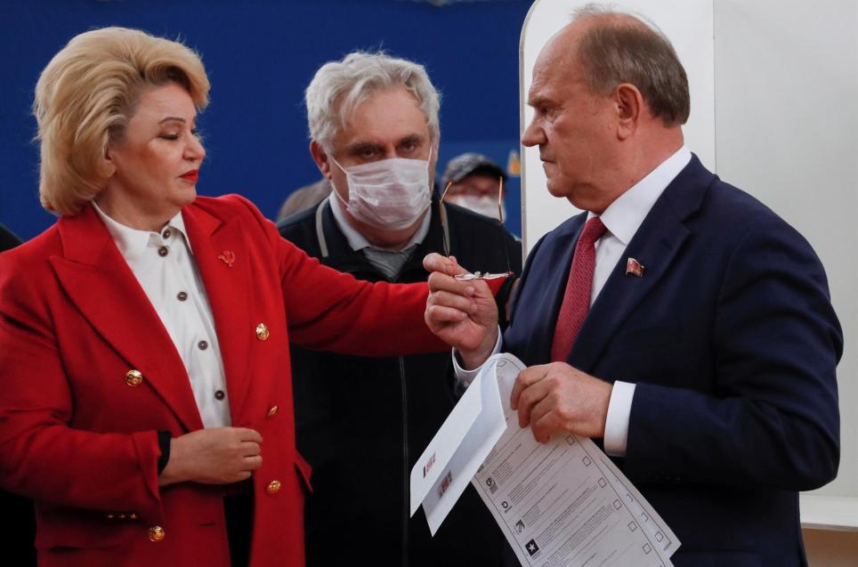 Nina Ostanina (i) y Gennady Zyuganov (d), votando este domingo. EFE/EPA/YURI KOCHETKOV
