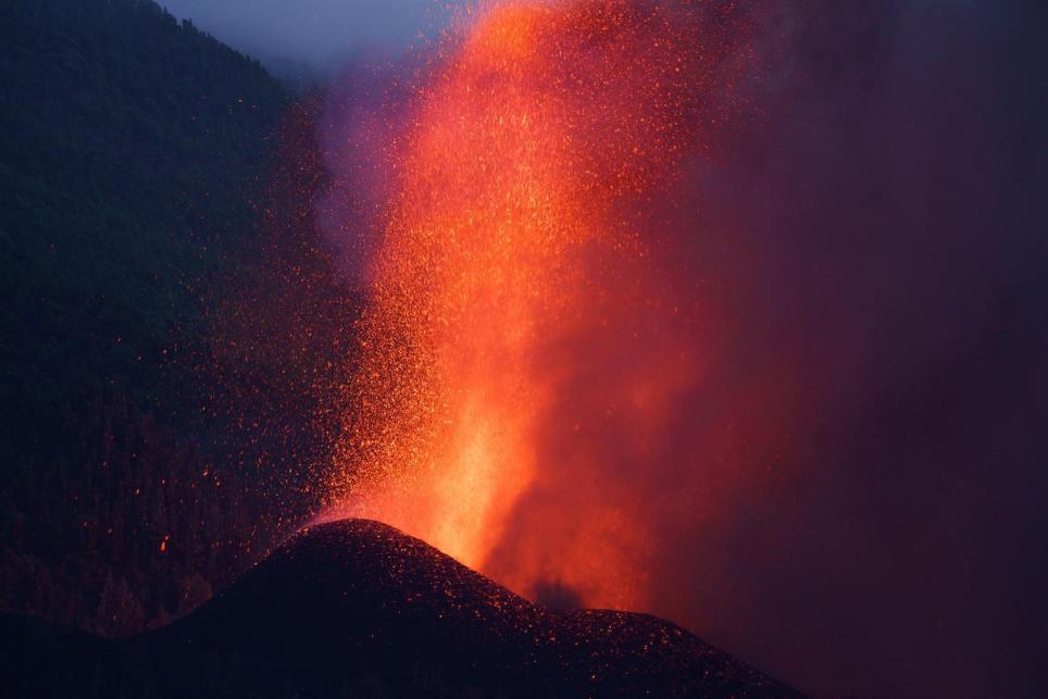 El nuevo volcán que surgió este domingo en el municipio de El Paso, en La Palma, vive su segundo día de erupción y ya se aprecia con claridad la formación de un cono. EFE/Ramón de la Rocha
