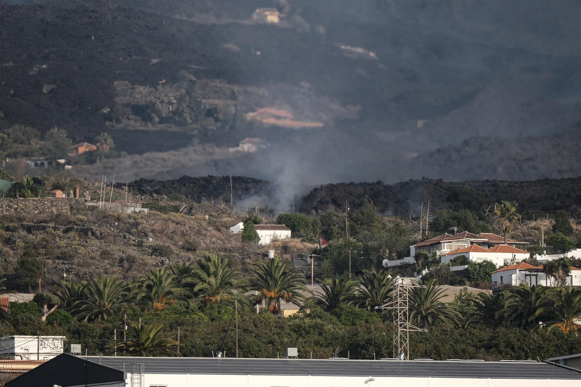 Imagen hoy Domingo de la colada de lava expulsada por el volcán Cumbre Vieja de La Palma por encima del pueblo palmeño de Todoque EFE/Ángel Medina G.