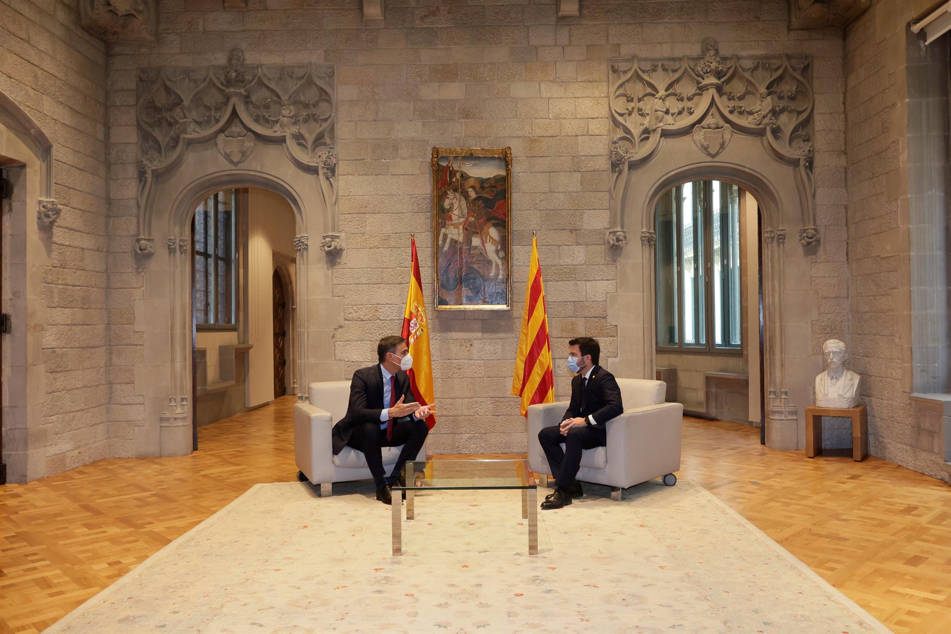 El presidente de la Generalitat, Pere Aragonès, y el presidente del Gobierno, Pedro Sánchez, en el Palau de la Generalitat en Barcelona, antes de participar en la mesa de diálogo sobre Cataluña. EFE/Quique García