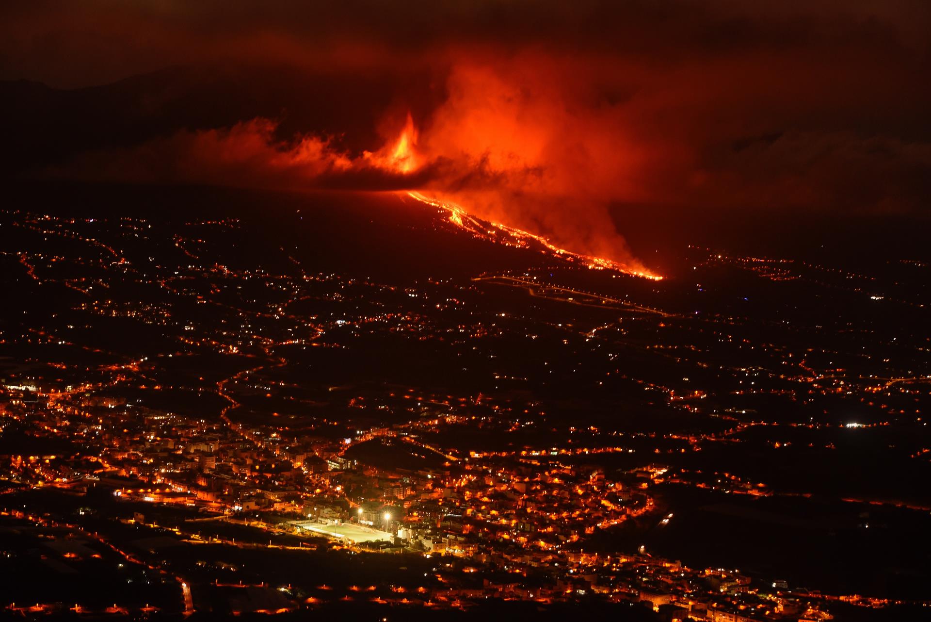 En la imagen, vista de la colada de lava y del valle de Aridane desde el mirador de El Time, en el municipio de Tijarafe, en La Palma. EFE/Miguel Calero