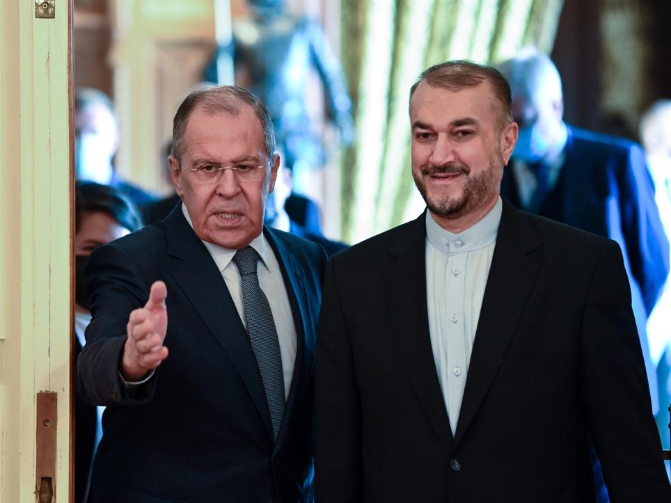 El ministro de Exteriores de Irán, Hosein Amir Abdolahian(d) y su homólogo ruso, Sergei Lavrov (i) este miércoles en Moscú. EFE/EPA/KIRILL KUDRYAVTSEV / POOL

