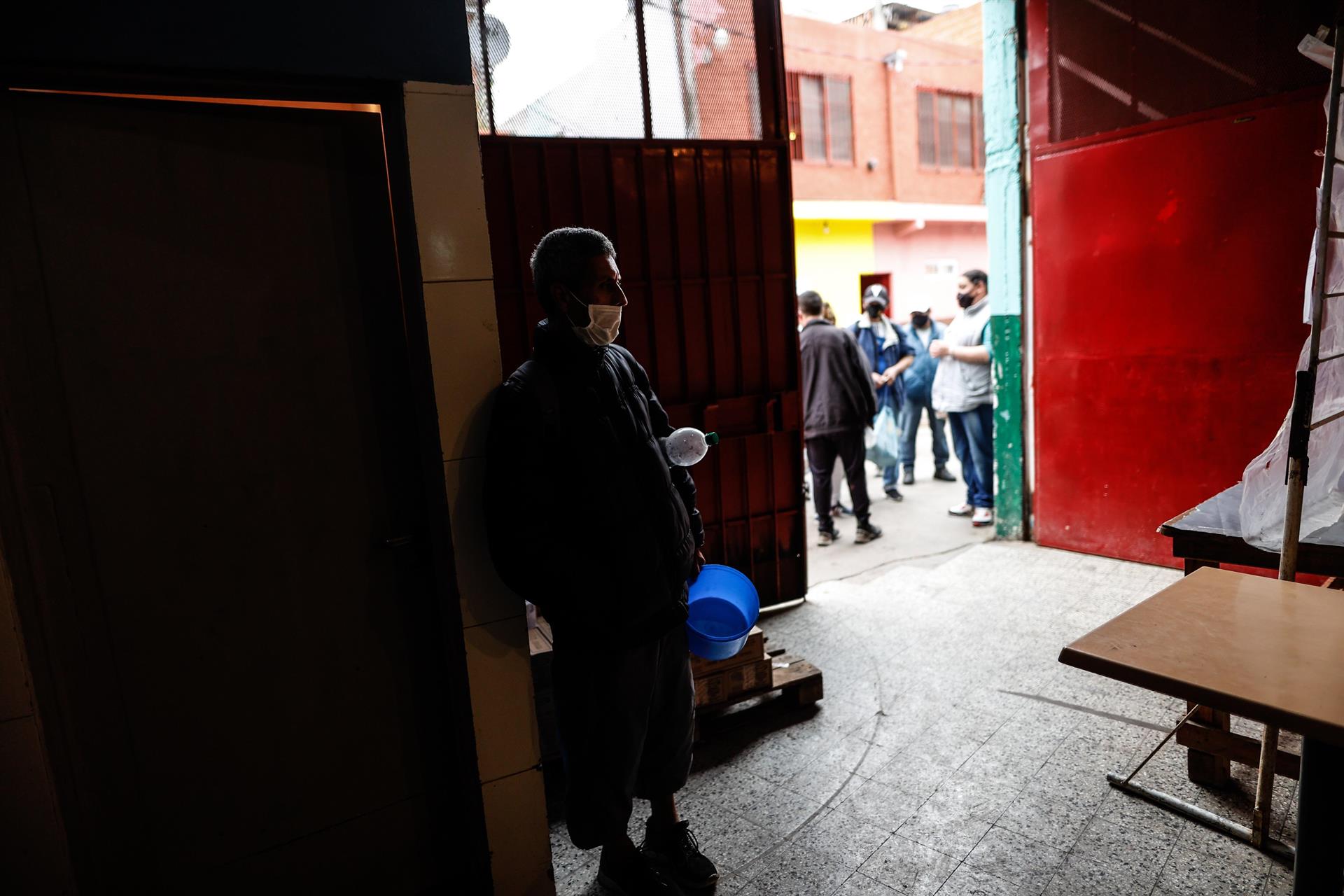 Personas esperan para recibir comida en un comedor comunitario, el 29 de septiembre de 2021, en Buenos Aires (Argentina). EFE/ Juan Ignacio Roncoroni
