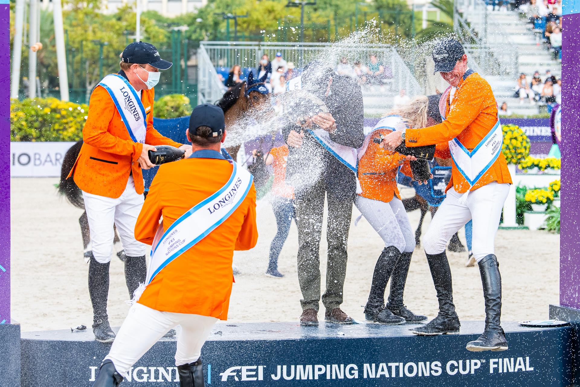 El equipo de Países Bajos celebra la victoria en la Copa de Naciones de salto a caballo, disputada este fin de semana en Barcelona. EFE/Lukasz Kowalski/Federación Ecuestre Internacional (FEI)/SOLO USO EDITORIAL/SOLO DISPONIBLE