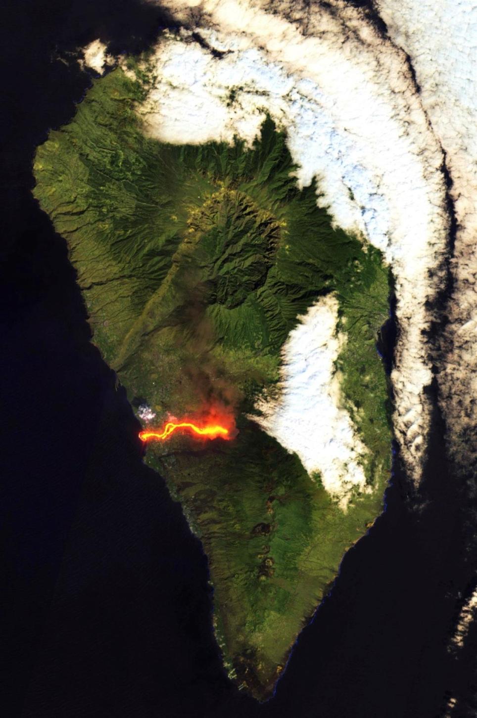 Imagen de la erupción de La Palma tomada por el satélite Sentinel-2 del programa CopernicusEU. Algunas estaciones de control de la calidad del aire próximas al volcán de la isla española de La Palma han detectado un aumento en la concentración de dióxido de azufre (SO2) en las emisiones que por el momento no representan un riesgo para la salud, según el Departamento de Seguridad Nacional (DSN). EFE/ CopernicusEU
