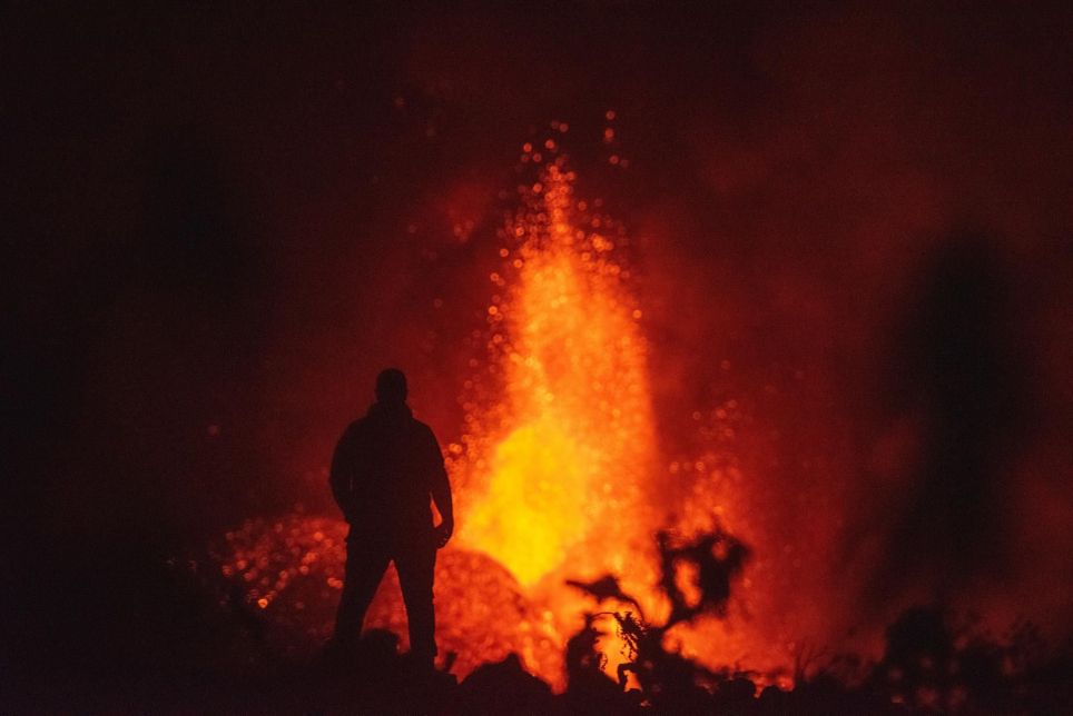 Imagen tomada en la madrugada de hoy, lunes 4 de octubre, en el municipio de El Paso del volcán de La Palma, que está a punto de completar su decimoquinto día de erupción, tras un derrumbe parcial en el cono principal al que han seguido emisiones más abundantes de lava. EFE/Carlos de Saá
