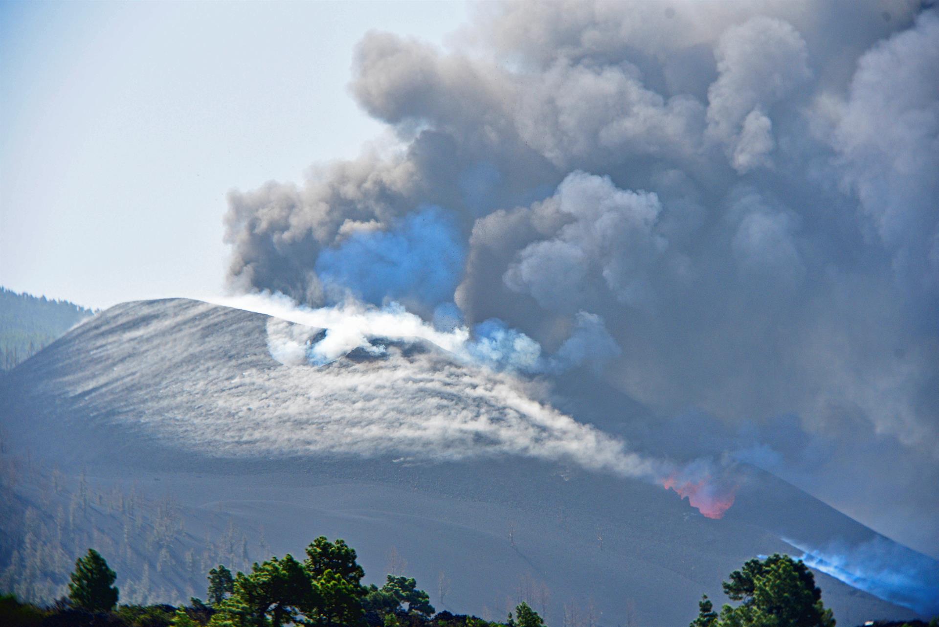 Vista del volcán de Cumbre Vieja que continúa su actividad, registrando una intensa emisión de gases a través de un amplio campo de fumarolas. EFE/MIGUEL CALERO