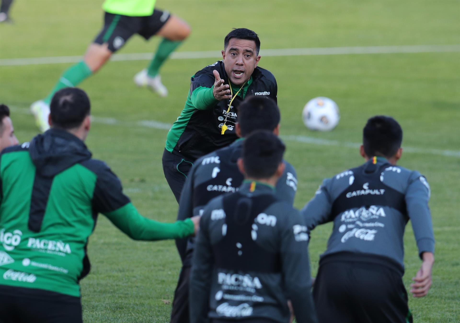 El técnico de la selección de Bolivia César Farías (c),en una imagen de archivo. EFE/Martin Alipaz