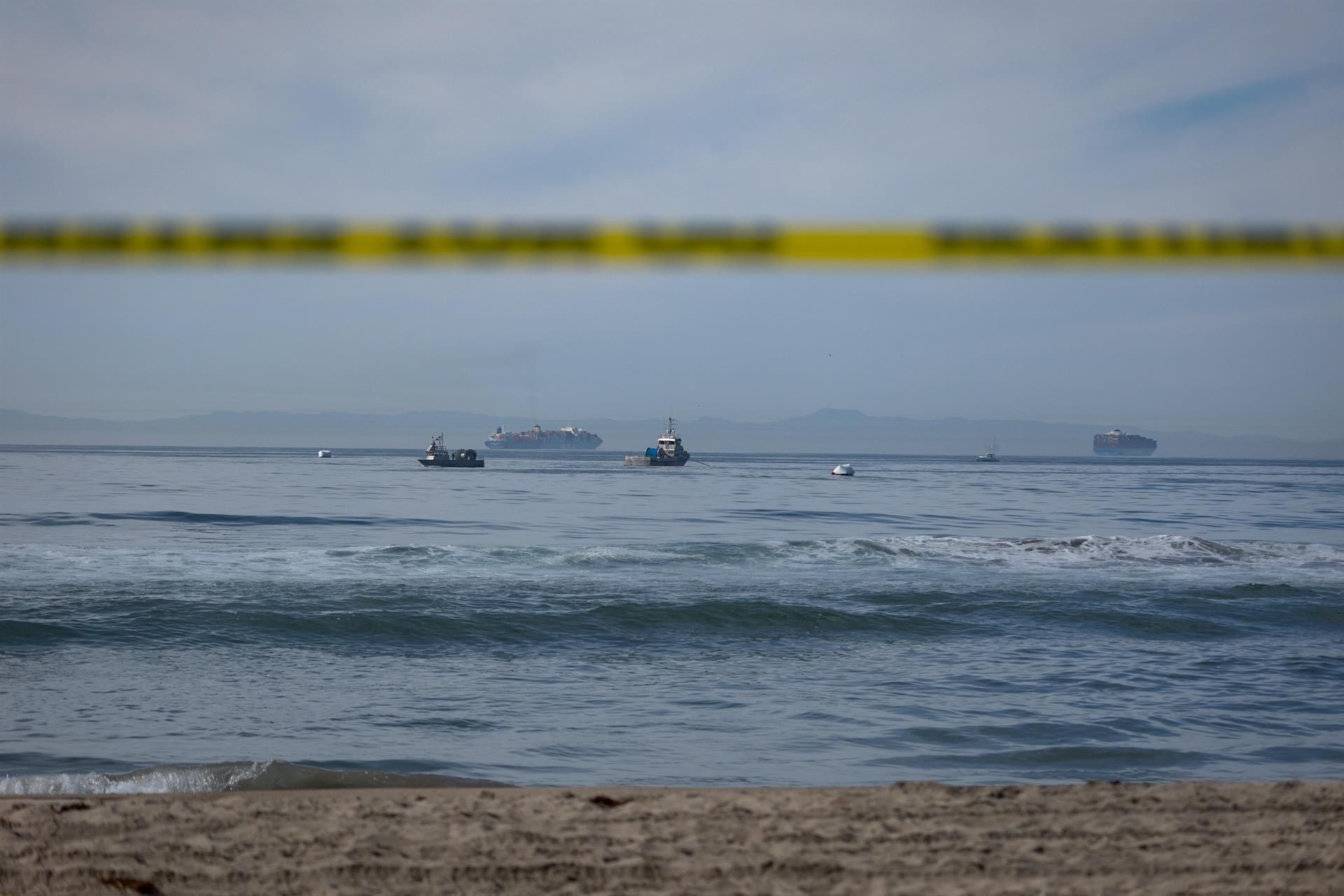 Equipos de limpieza trabajan para contener un derrame de petróleo frente a la costa de Huntington Beach, el 3 de octubre de 2021. EFE/EPA/CHRISTIAN MONTERROSA