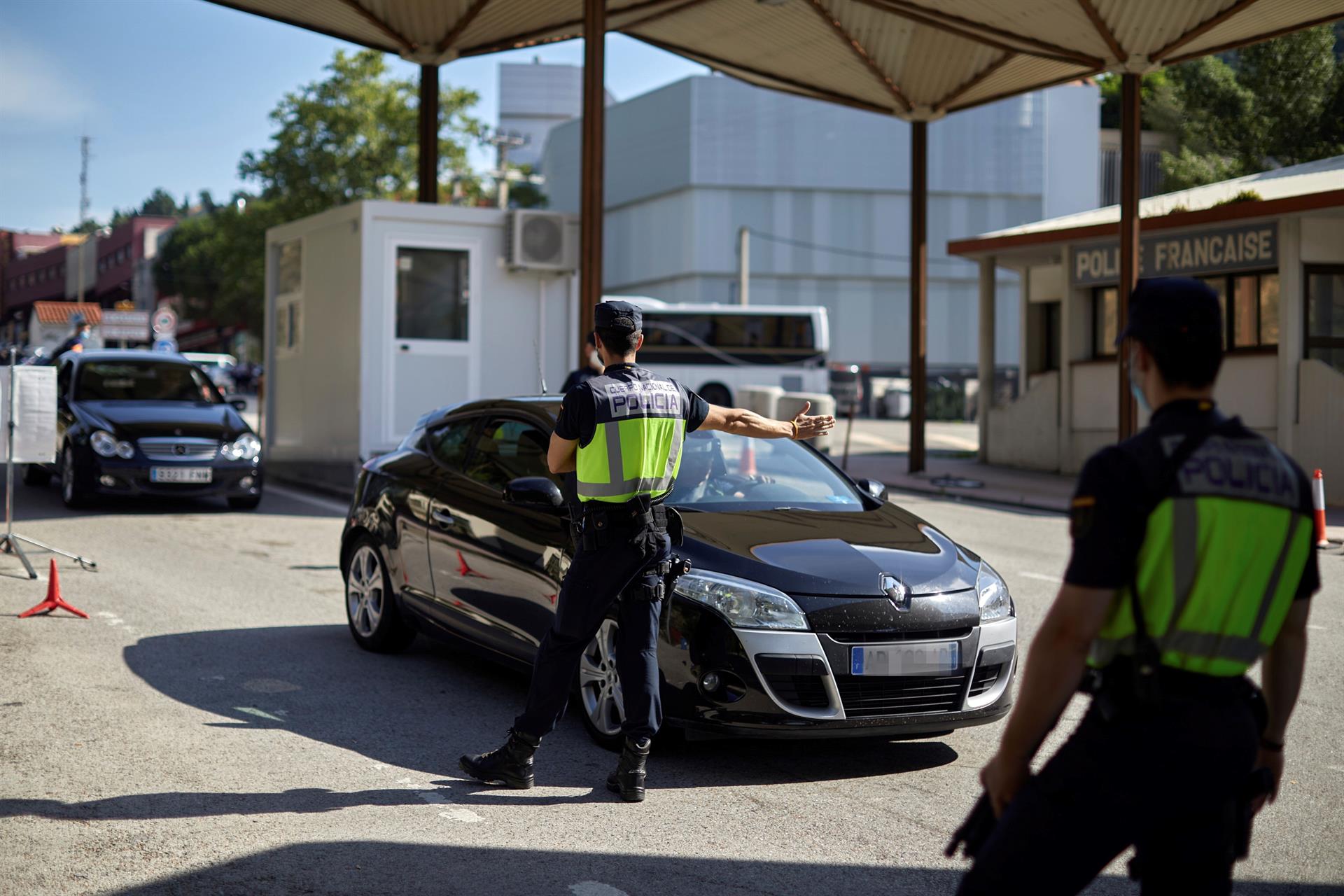 Un agente de la Policía Nacional controlaba el acceso de vehículos tras la apertura de la frontera con Francia, en junio de 2020. EFE/David Borrat/Archivo