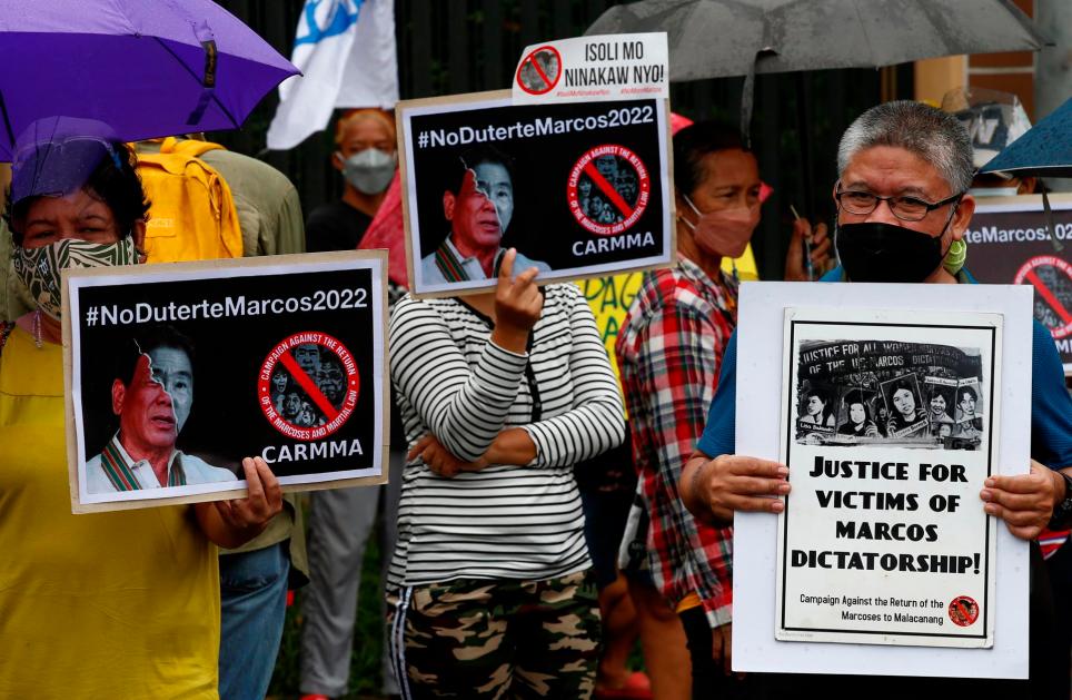 Manifestación en Quezon City, en Manila, contra la candidatura de Ferdinand 'Bongbong' Marcos Jr.,a las elecciones presidenciales de Filipinas. EFE/EPA/ROLEX DELA PENA

