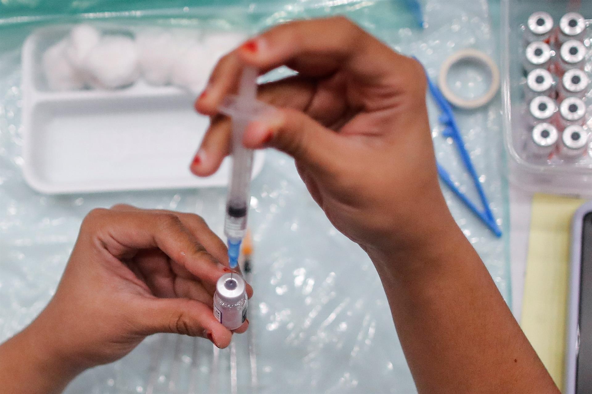 Una efermera prepara una dosis de la vacuna anticovid de Pfizer. EFE/EPA/FAZRY ISMAIL