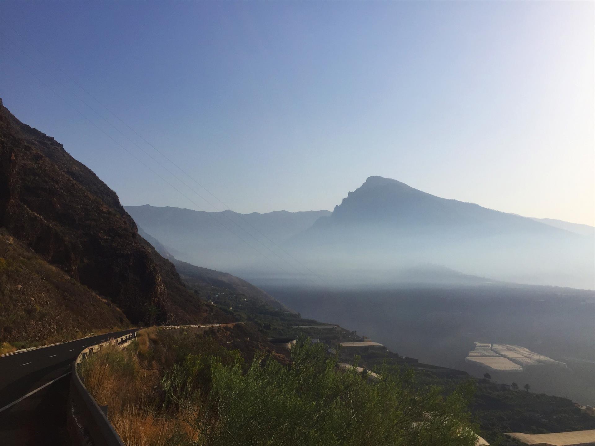 La erupción del volcán de Cumbre Vieja, en La Palma, está provocando densas capas de gases y humo sobre el Valle de Aridane. EFE/ Miguel Calero