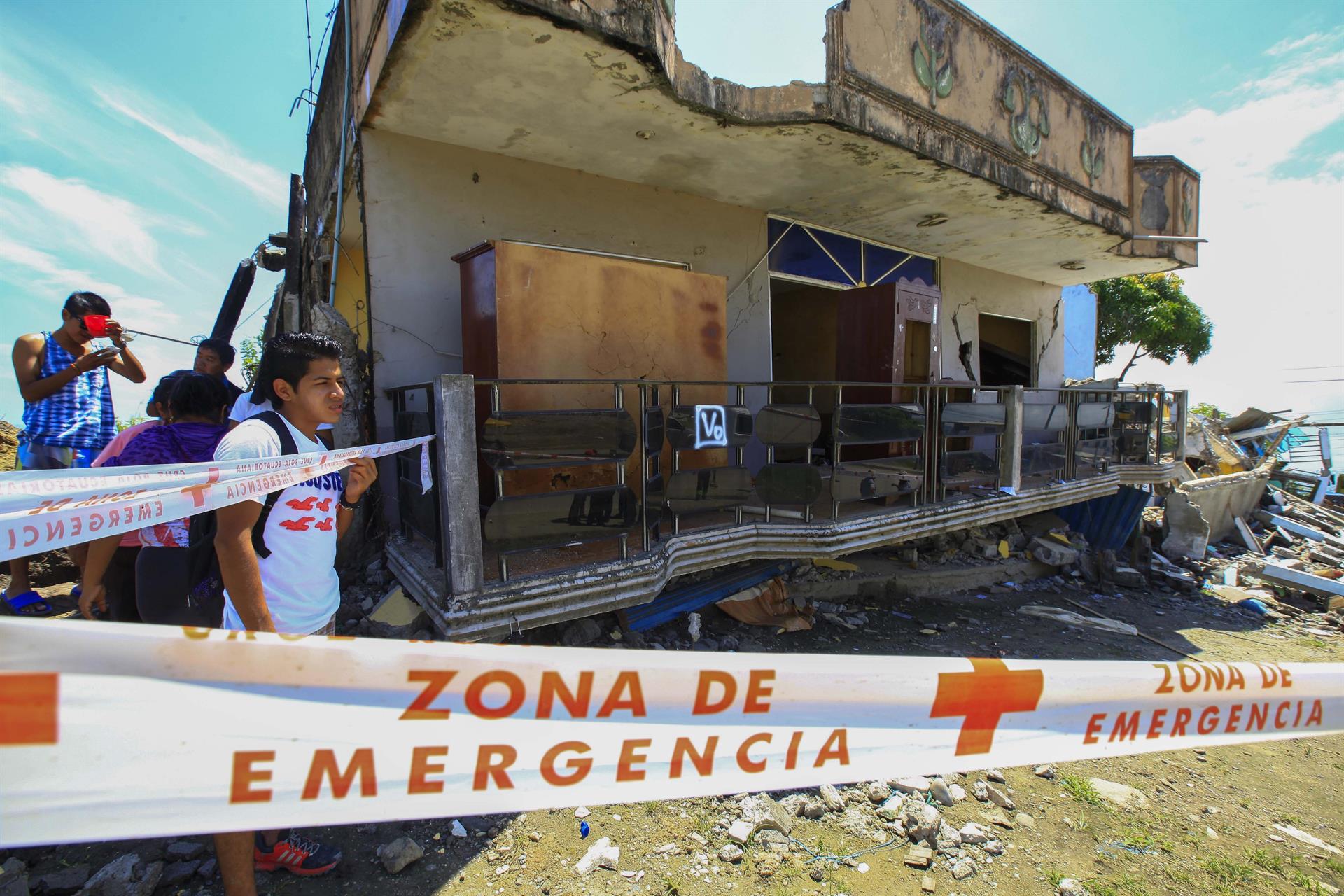 Imagen de archivo de una vivienda afectada por el terremoto que asolo la localidad ecuatoriana de Pedernales en 2016. EFE/José Jácome
