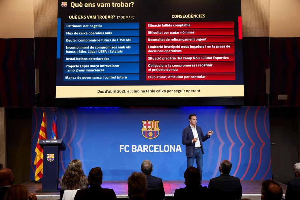 El director general del FC Barcelona, Ferran Reverter, durante la presentación este miércoles en rueda de prensa de los resultados de la auditoría a las cuentas del club, el cierre de la temporada 2020/2021 y el presupuesto del ejercicio 2021/2022.EFE/Alejandro García
