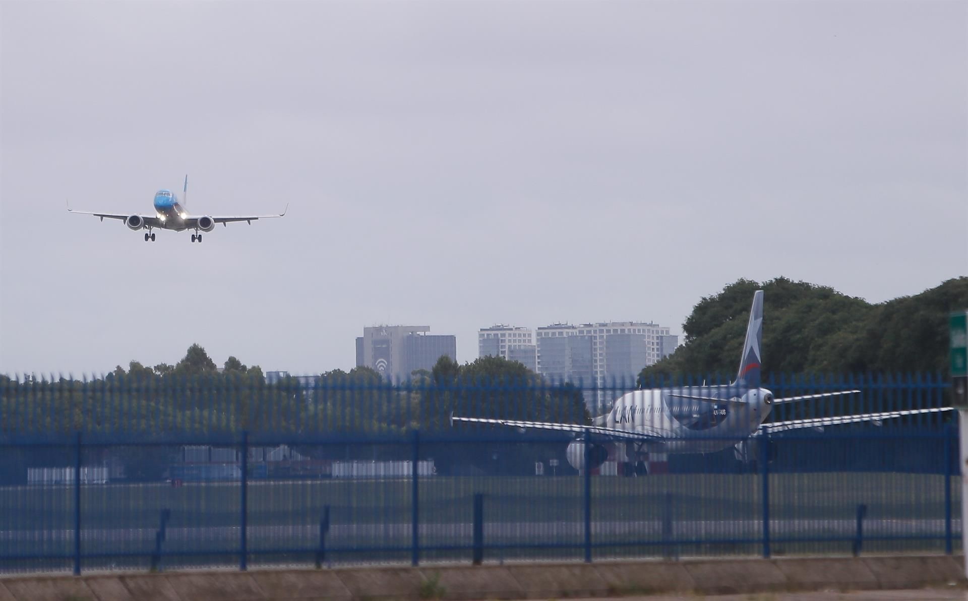 Fotografía de archivo de la vista de aviones operando en el Aeropuerto Jorge Newbery, en la Ciudad de Buenos Aires (Argentina). EFE/ Juan Ignacio Roncoroni