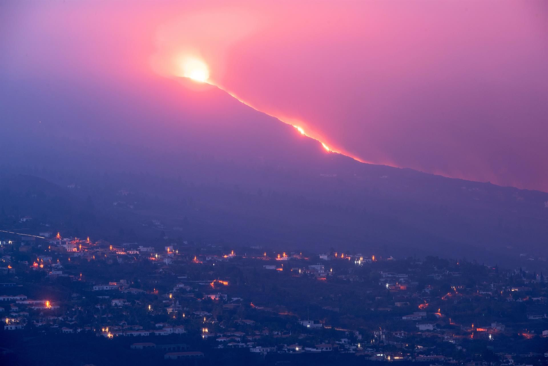 El nuevo volcán de Cumbre Vieja, en La Palma, comienza este miércoles a las 15.13 horas su décimo octavo día de erupción. Imagen del volcán y de su colada principal tomada al amanecer desde el Valle de Aridane. EFE/Carlos de Saá