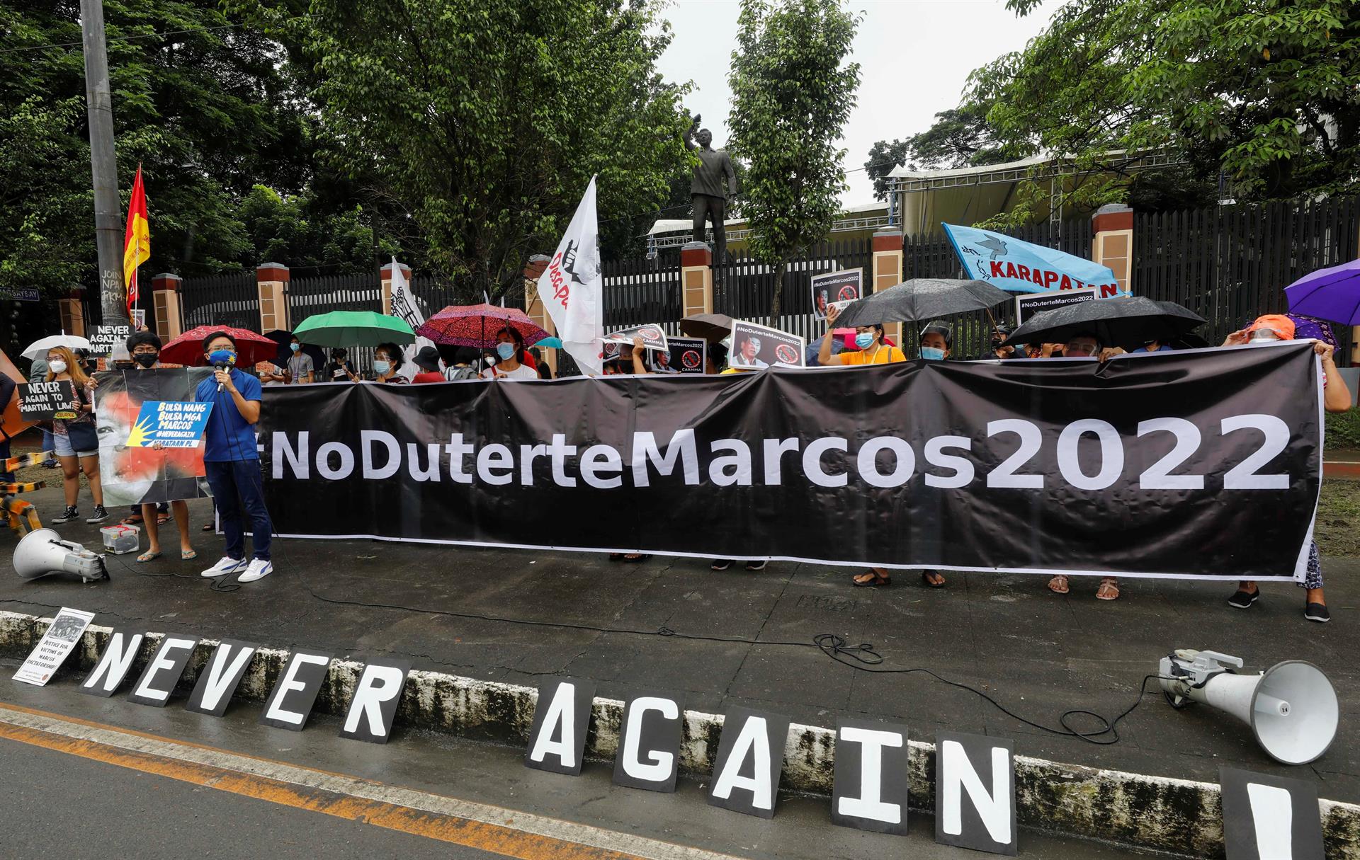 Manifestación en Quezon City, en Manila, contra la candidatura de Ferdinand 'Bongbong' Marcos Jr.,a las elecciones presidenciales de Filipinas. EFE/EPA/ROLEX DELA PENA