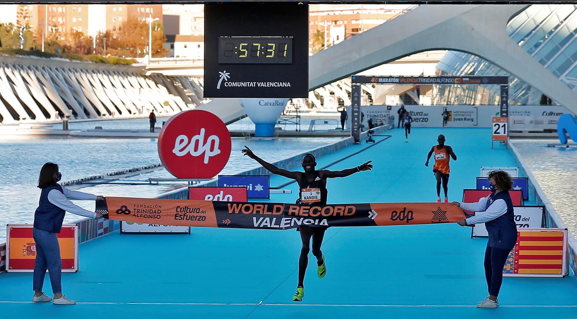 El Maratón Valencia Trinidad Alfonso EDP celebrará el próximo mes de diciembre su 41º edición con el objetivo de rebajar el actual récord del circuito (2:03:00, cuarta mejor marca del mundo). EFE/Manuel Bruque/Archivo