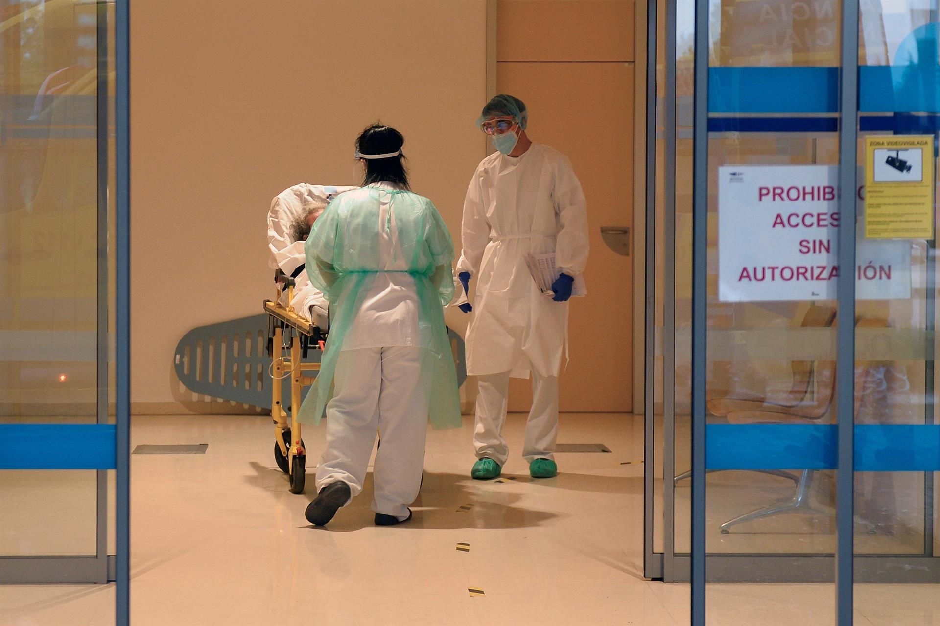 Un médico recibe a un paciente a su llegada a las urgencias respiratorias. EFE/Nacho Gallego/Archivo