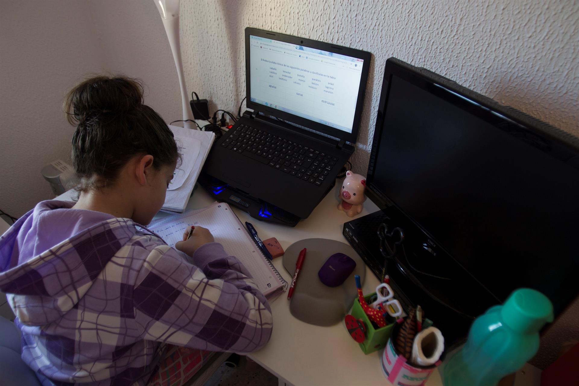 Imagen de archivo de una niña haciendo sus deberes en su casa de Algeciras durante el confinamiento. EFE/ A. Carrasco Ragel