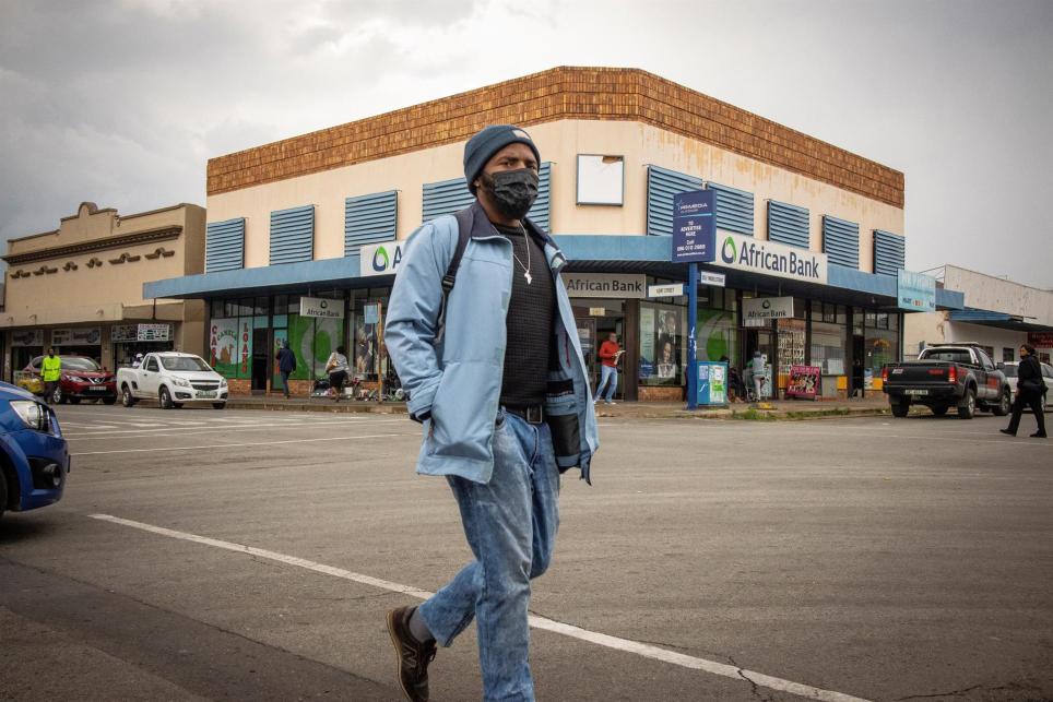 Un hombre con mascarilla pasea por una calle de Parys, Sudáfrica. EFE/EPA/KIM LUDBROOK
