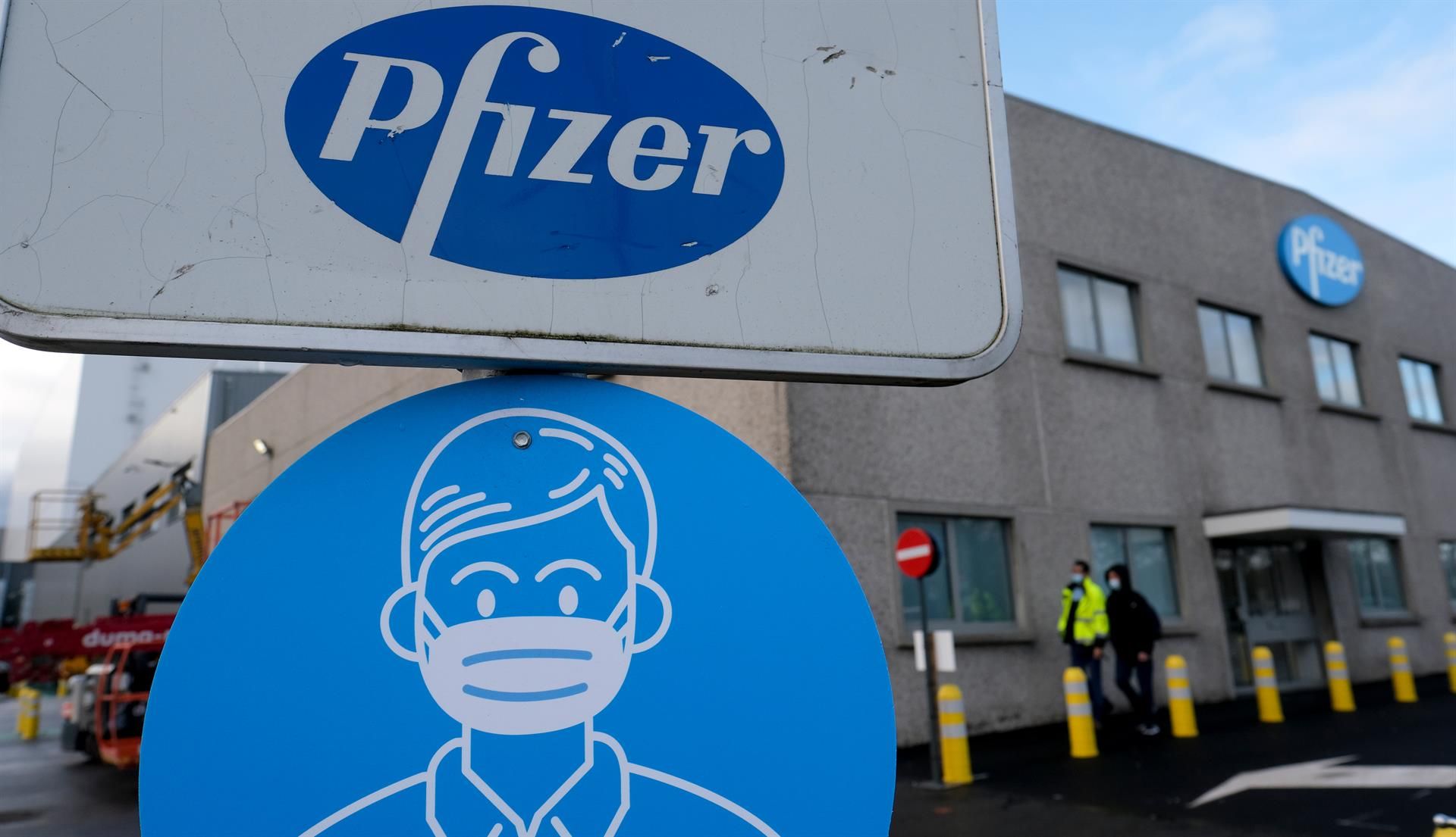 Logotipo de la compañía Pfizer, en una imagen de archivo. EFE/EPA/OLIVIER HOSLET
