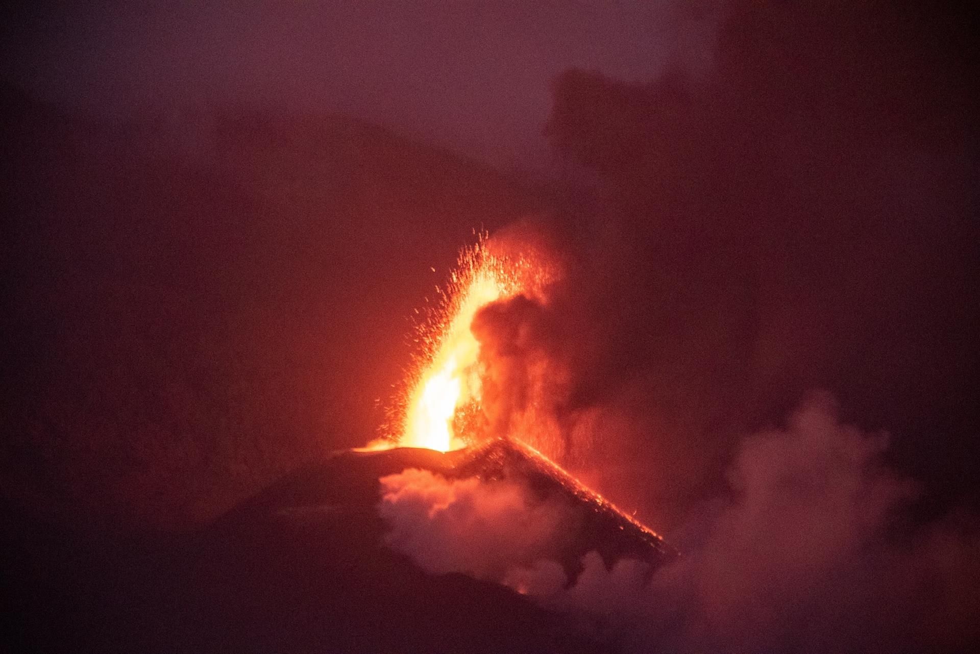 El volcán de Cumbre Vieja, en La Palma, continúa este martes con su actividad cuando se cumplen 52 días desde el comienzo de la erupción y la lava ha llegado a la playa de Los Guirres, en Tazacorte. En la imagen, el volcán desde Tazacorte. EFE/ Miguel Calero